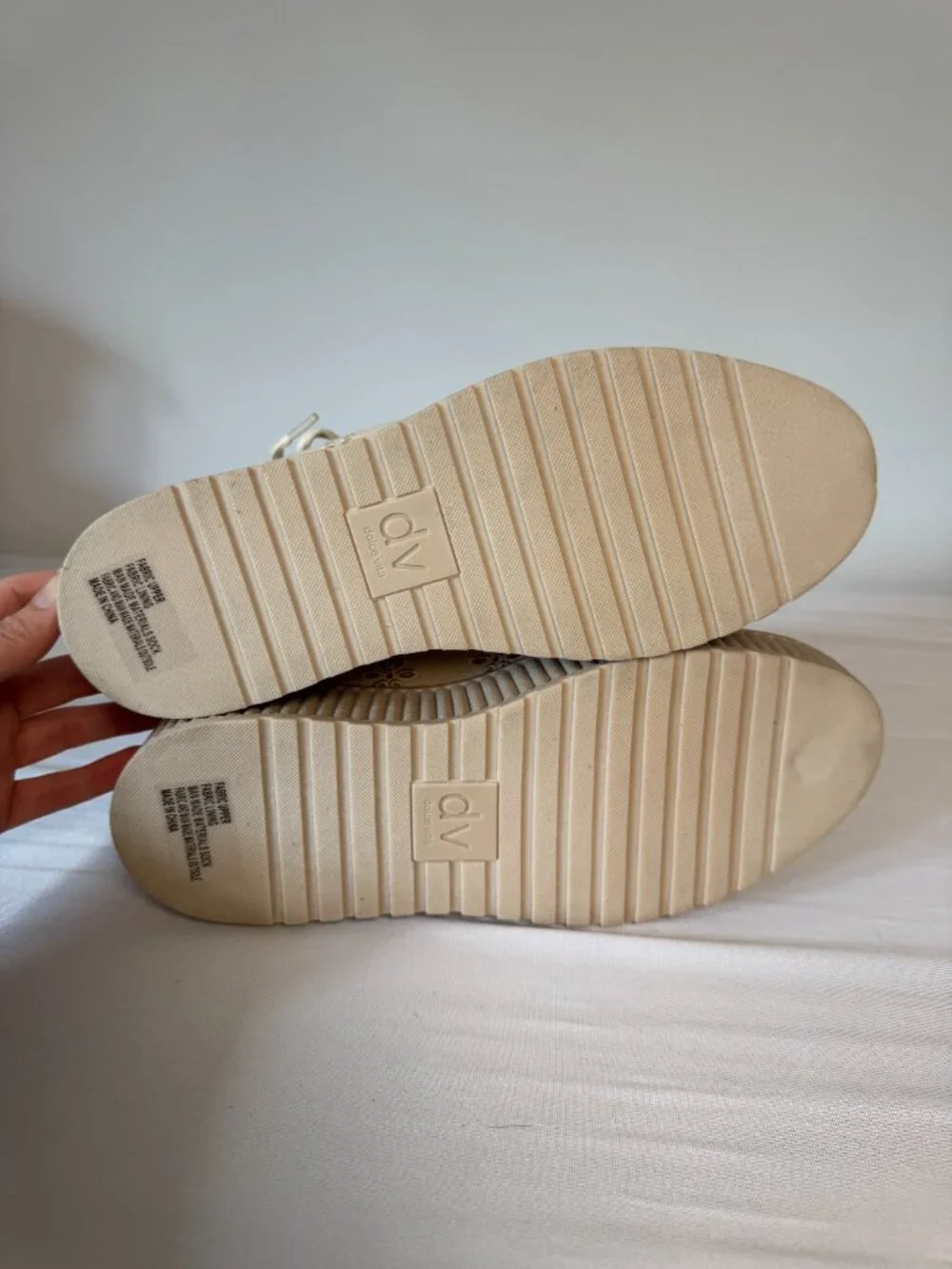 9.5 Dolce Vita Brin Canvas Eyelet Sneakers Platform Shoes Beige Tan Cream Flower